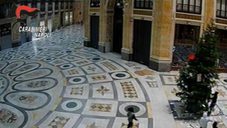 Albero Di Natale Napoli.Avlive Napoli Albero Di Natale Rubato In Galleria Umberto I Recuperato Dai Carabinieri