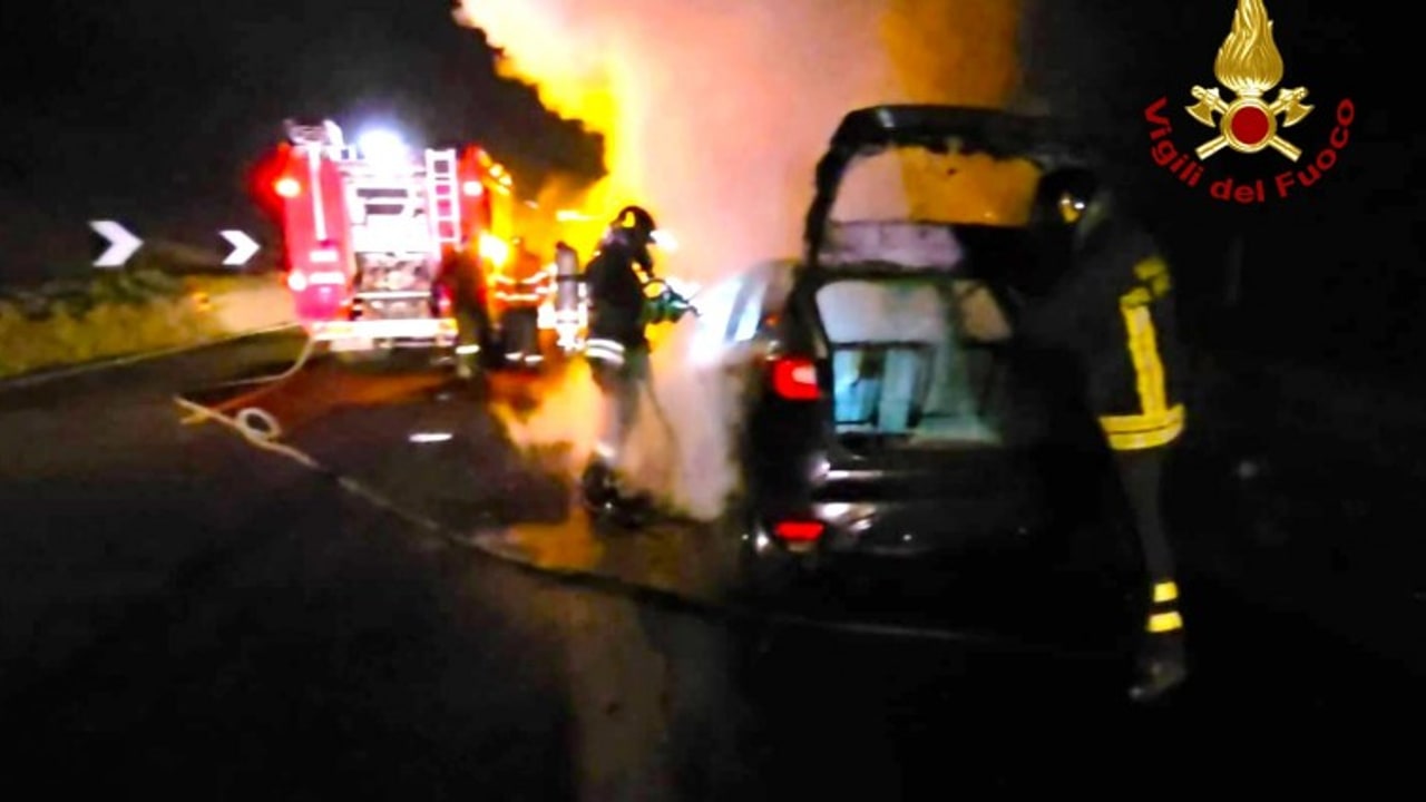 Auto in fiamme sull'A16, paura per una famiglia di Foggia