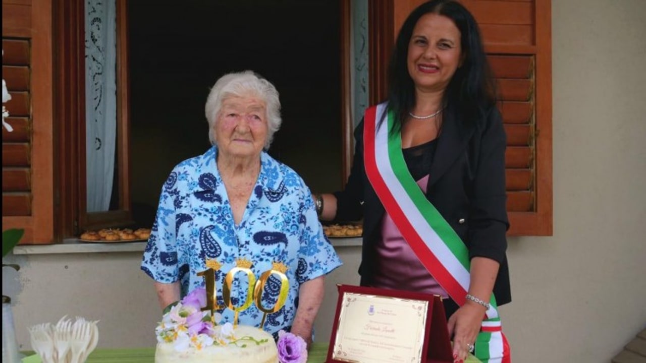 San Mango sul Calore in festa, nonna Fiorinda compie 100 anni