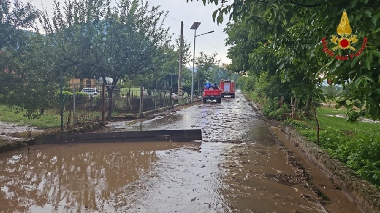 Volturara Irpina, esonda il torrente Sava: molte strade allagate