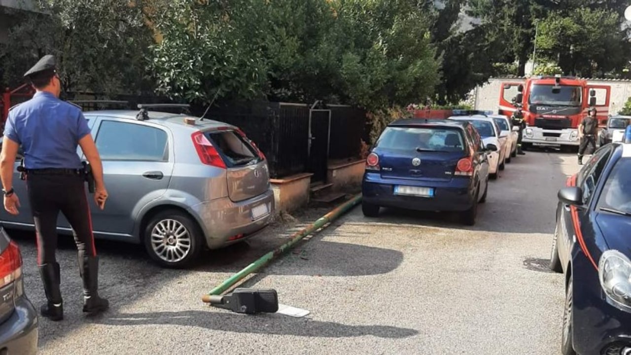 Solofra, cade palo della pubblica illuminazione: sfiorata la tragedia