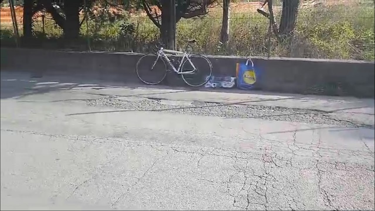 Ciclista cade e batte la testa: via Rivarano è sempre più pericolosa