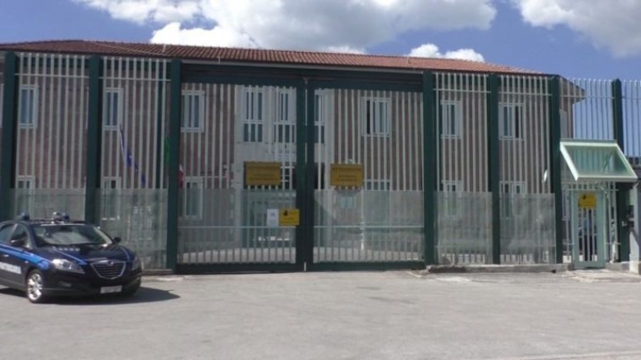 Avellino, tentano di evadere dal carcere: presi due detenuti