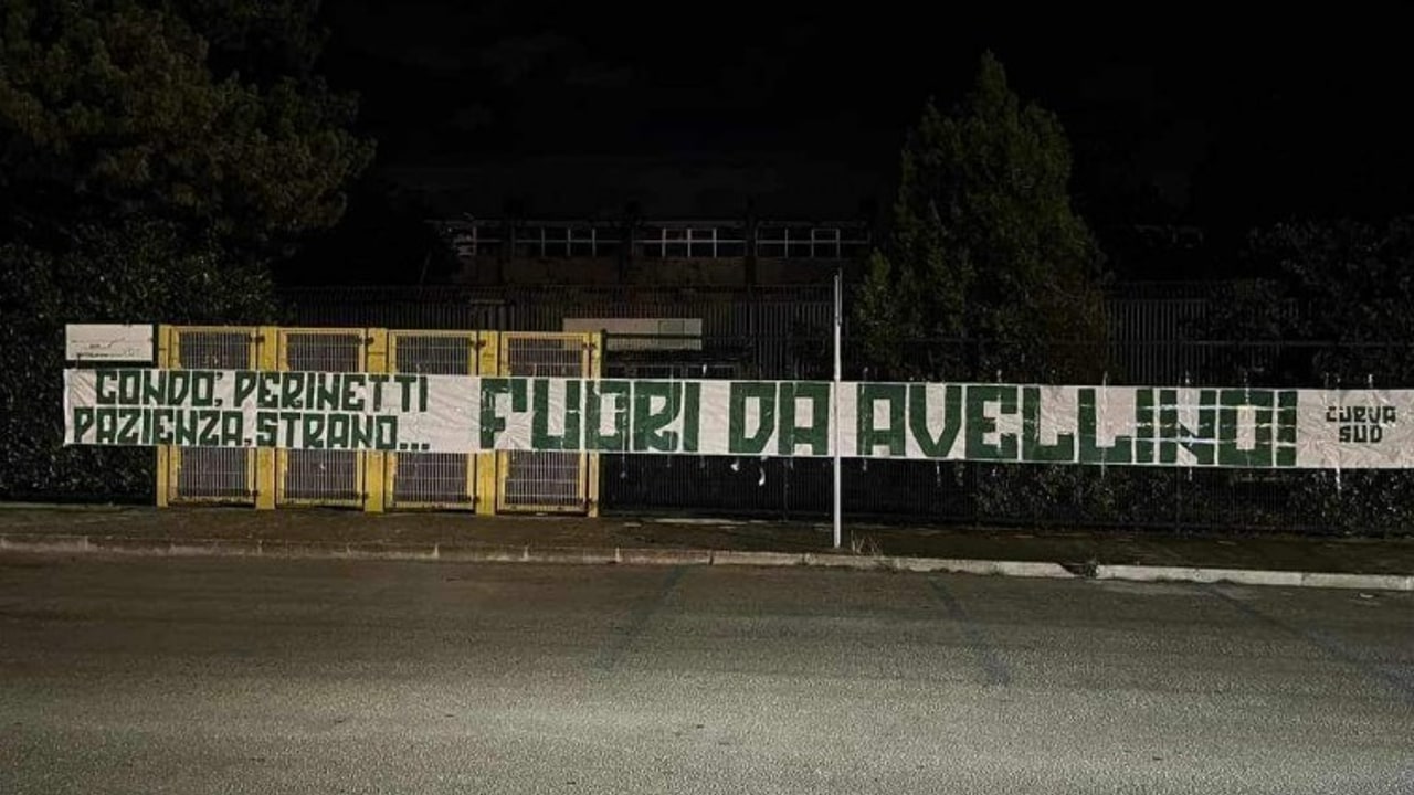 Avellino, due striscioni della Curva Sud contro squadra, Pazienza ed area tecnica