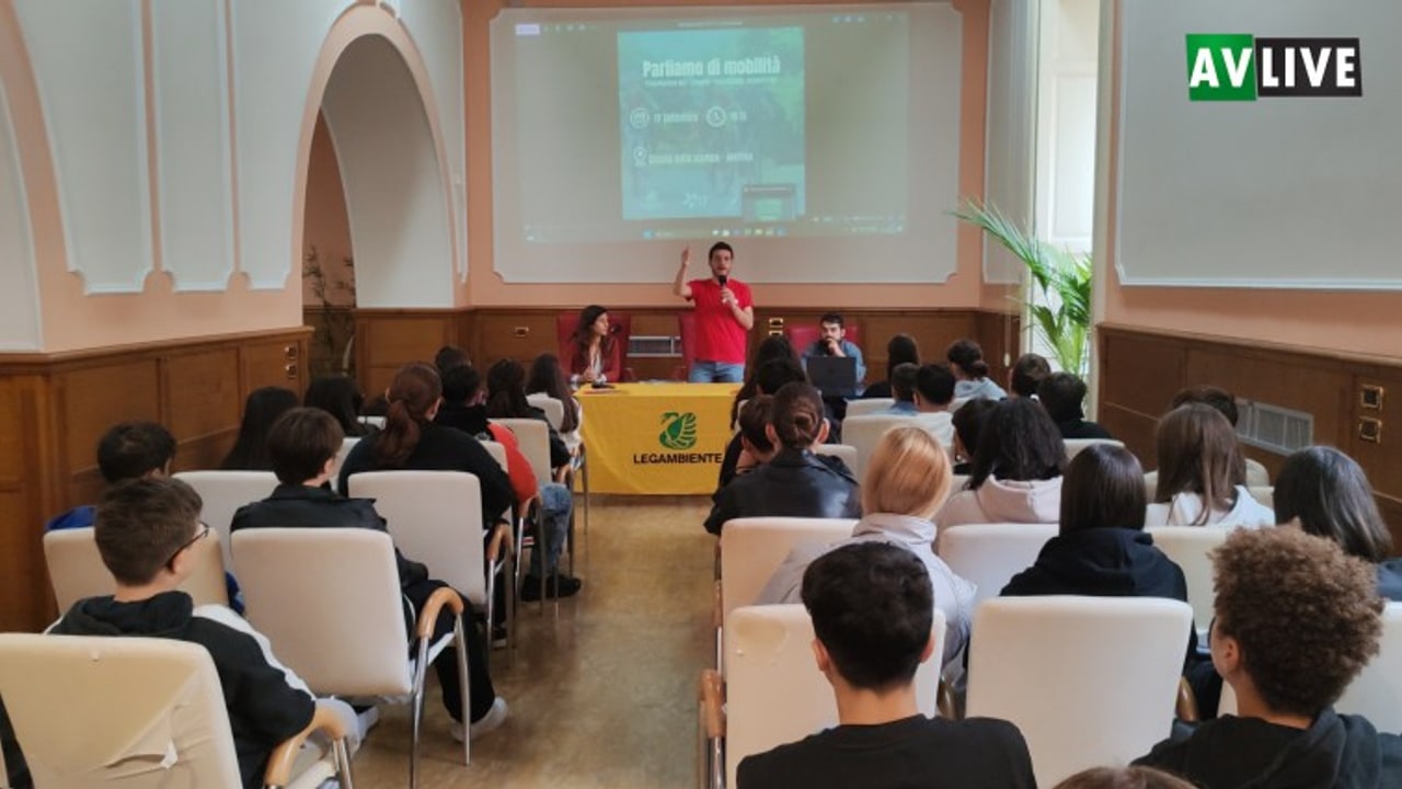 Presentato il dossier Destinazione sostenibilit&agrave;, un report redatto insieme a due studenti di Unisa e somministrato ai cittadini sul tema della mobilit&agrave;.