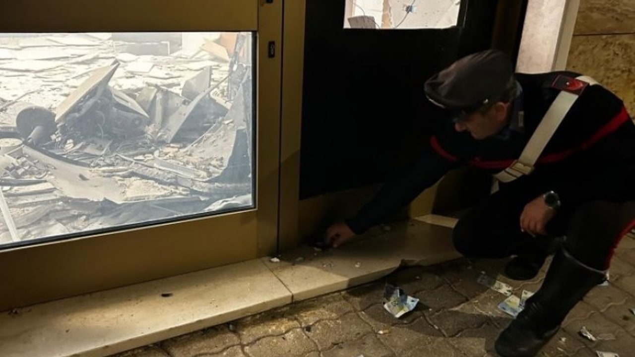 Gesualdo, assalto con bomba al bancomat: i soldi volano sull'asfalto