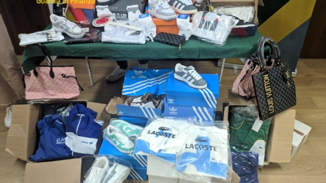 La Guardia di Finanza sequestra 110 capi di abbigliamento contraffatti: nei guai 37enne di Pratola Serra