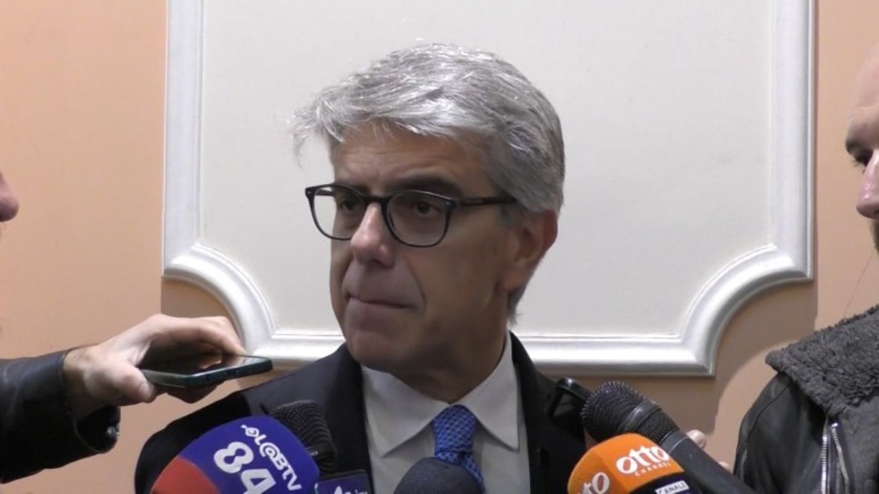 L'avvocato Petrillo: "Festa è un uomo libero ma è opportuno che non frequenti il Municipio"
