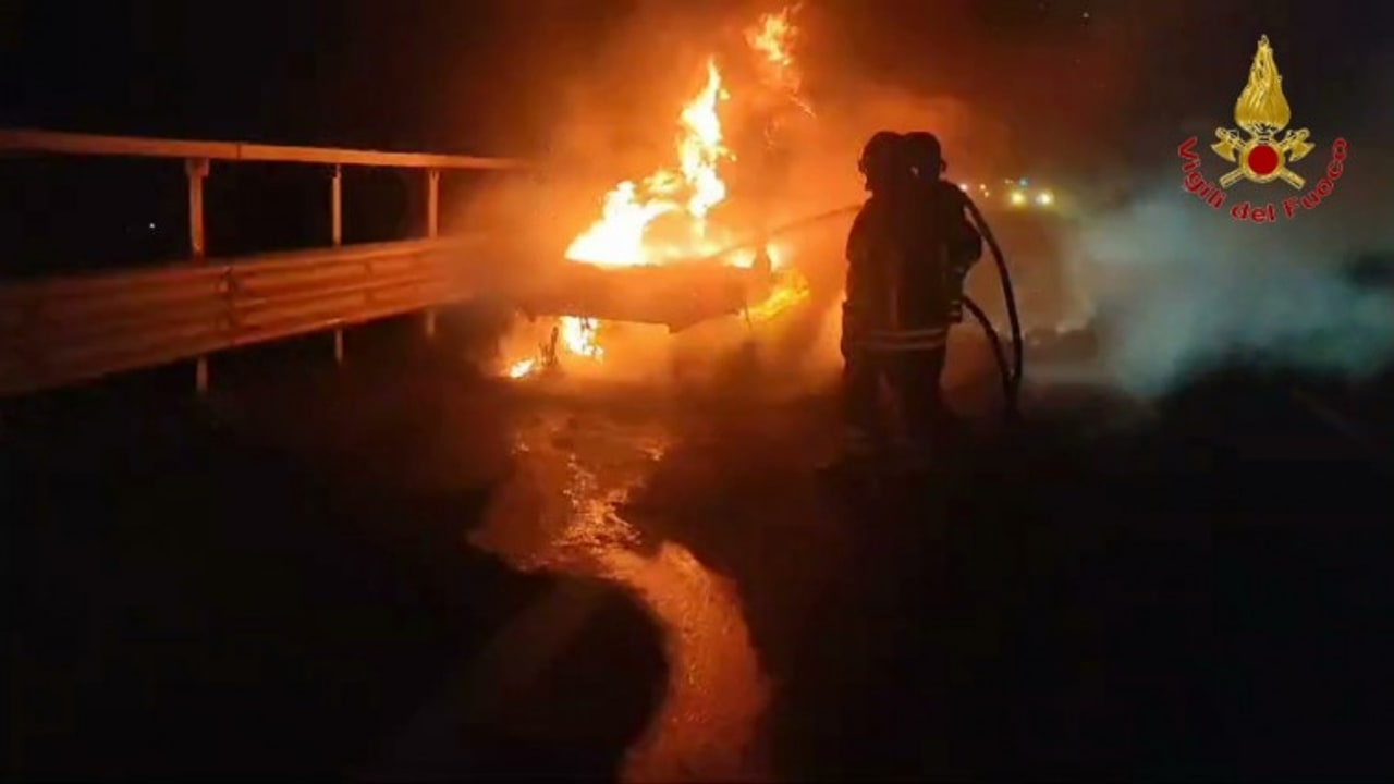 Monteforte Irpino, auto in fiamme sull'A16: paura per una coppia di Avellino