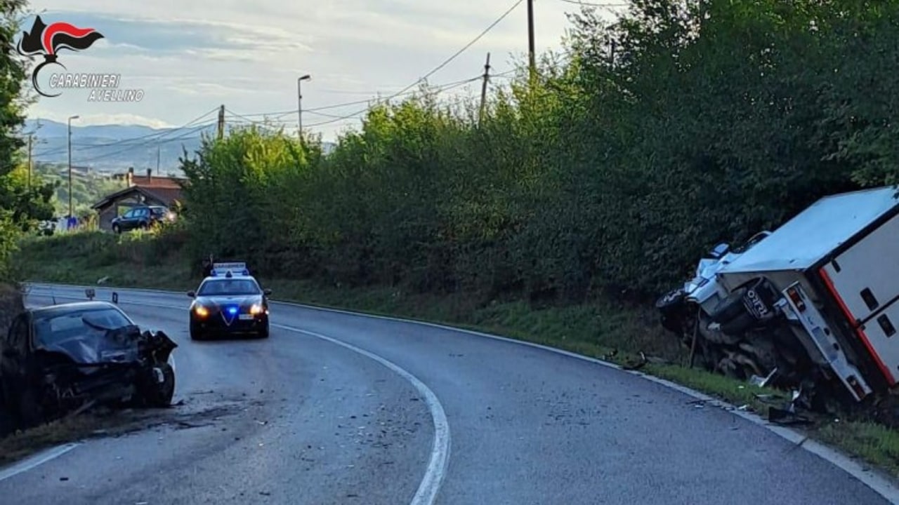 Pietradefusi, scontro frontale tra auto e furgone