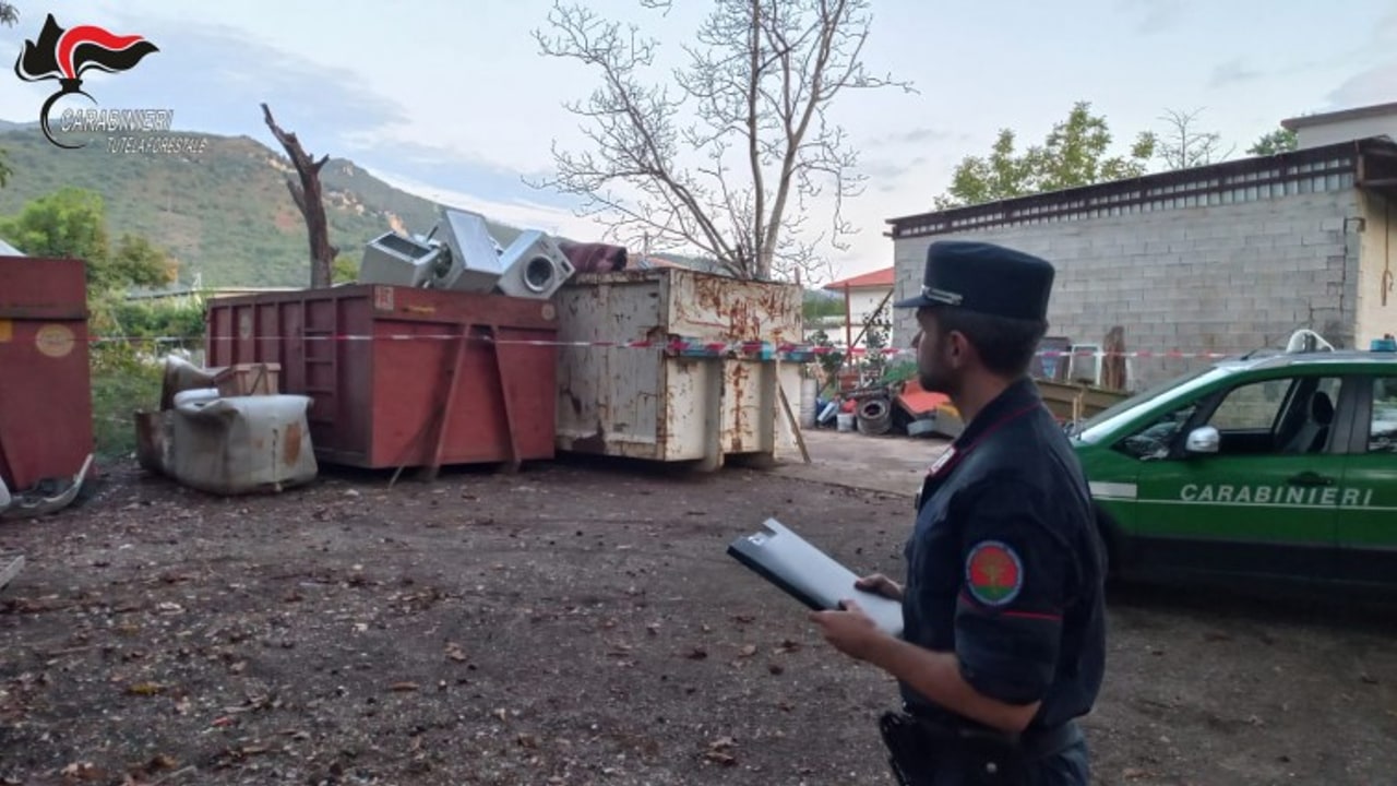 Montoro, i Carabinieri Forestali sequestrano area con rifiuti speciali: nei guai un 47enne