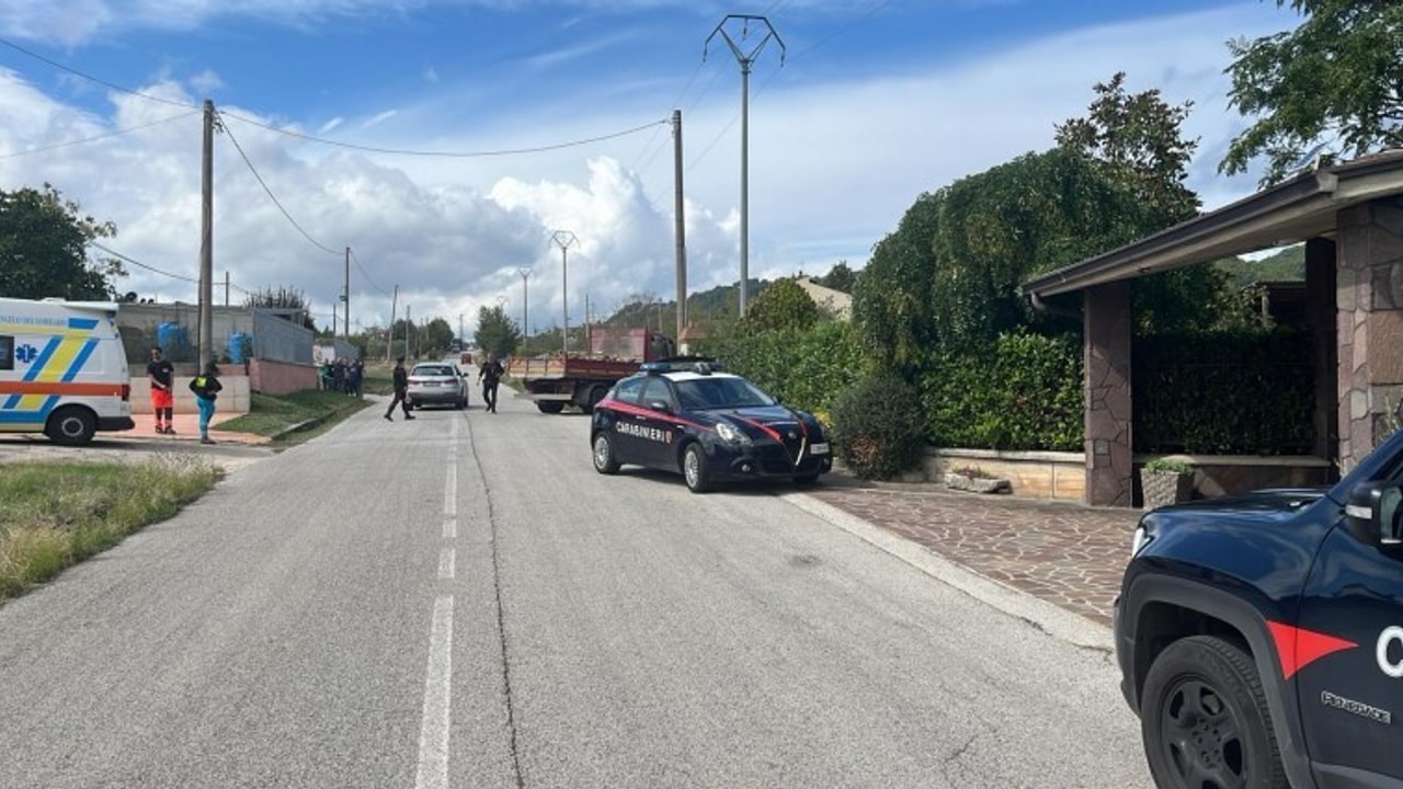 Sant'Angelo dei Lombardi, investito da camion carico di legna: muore 75enne