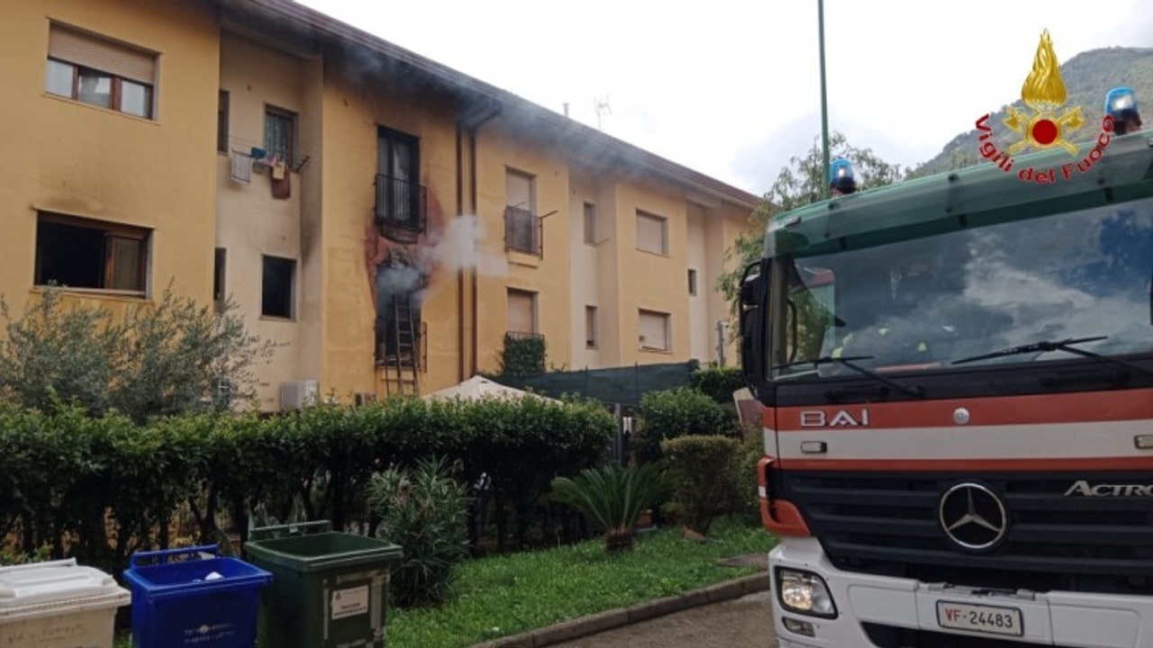 Mercogliano, fiamme in un appartamento: anziani salvati dai Vigili del fuoco