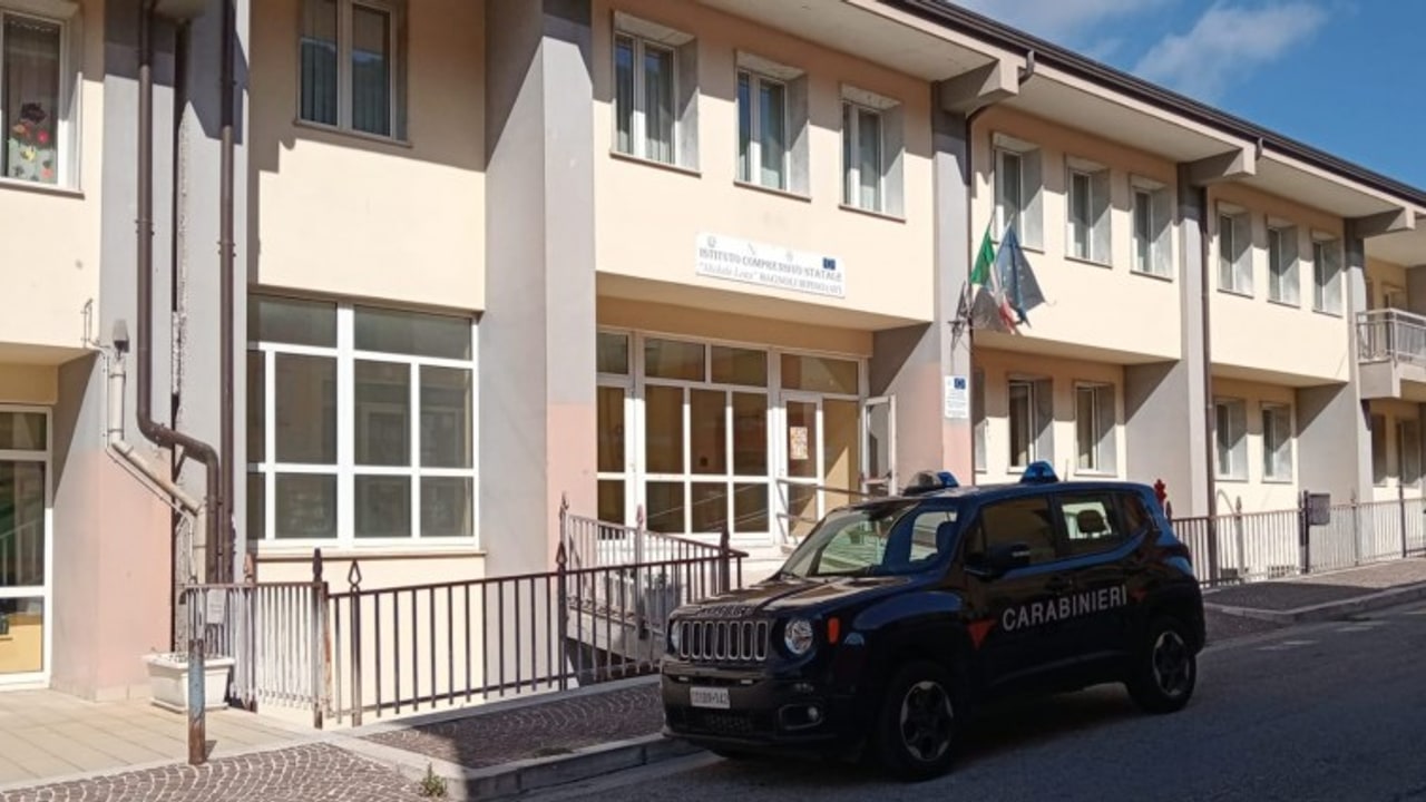 Bagnoli Irpino, furto nell'Istituto Lenzi: rubati alcuni computer
