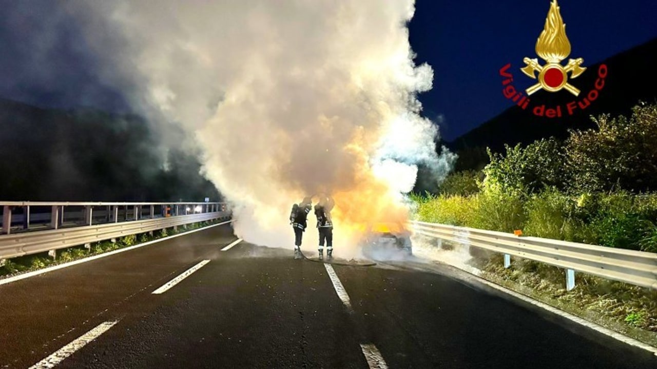 Auto in fiamme sull'A16: paura per un 29enne argentino
