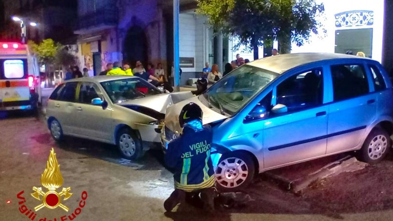 Baiano, scontro frontale tra due auto: quattro feriti