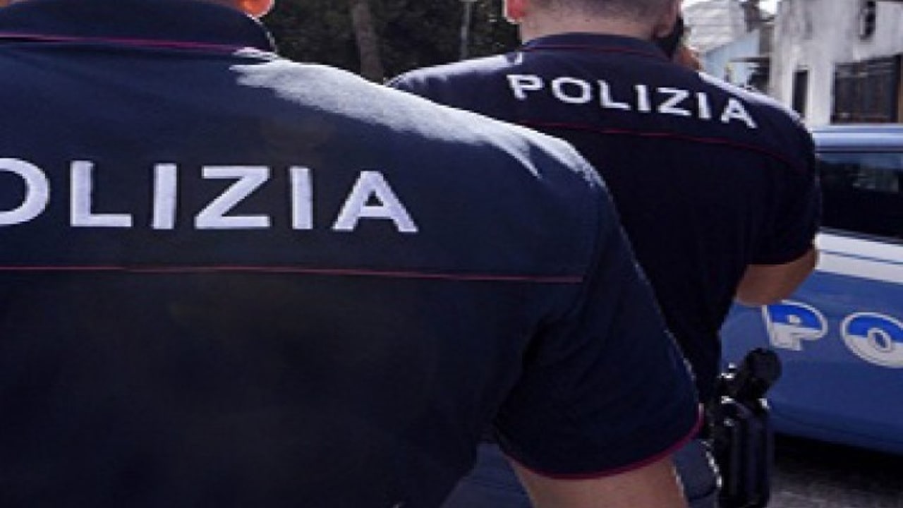 Ariano Irpino, abusi sessuali su bimba: arrestato 76enne grazie a un post del nonno della piccola