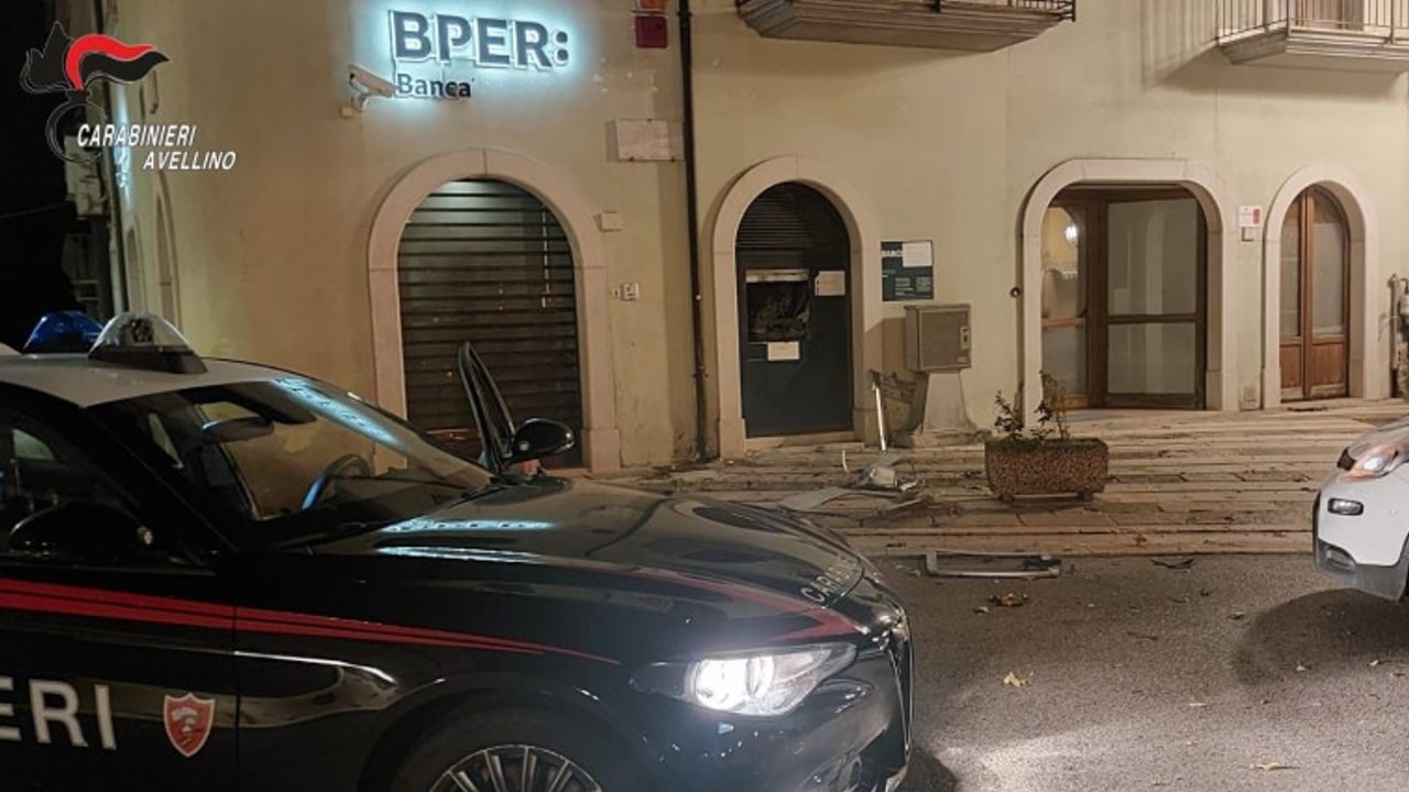 Guardia Lombardi, assalto con ordigno al bancomat della Bper