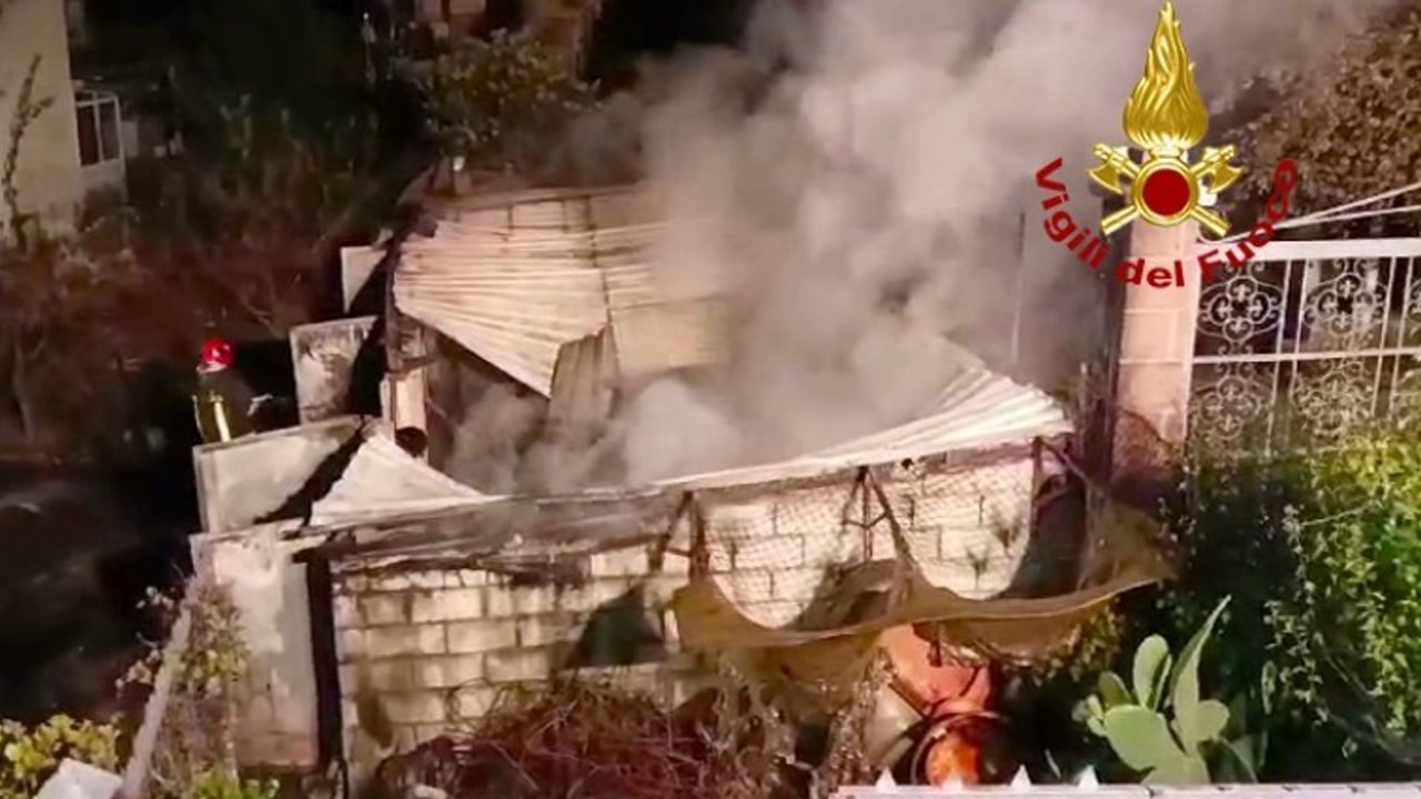Altavilla Irpina, deposito agricolo in fiamme: strage di conigli e polli