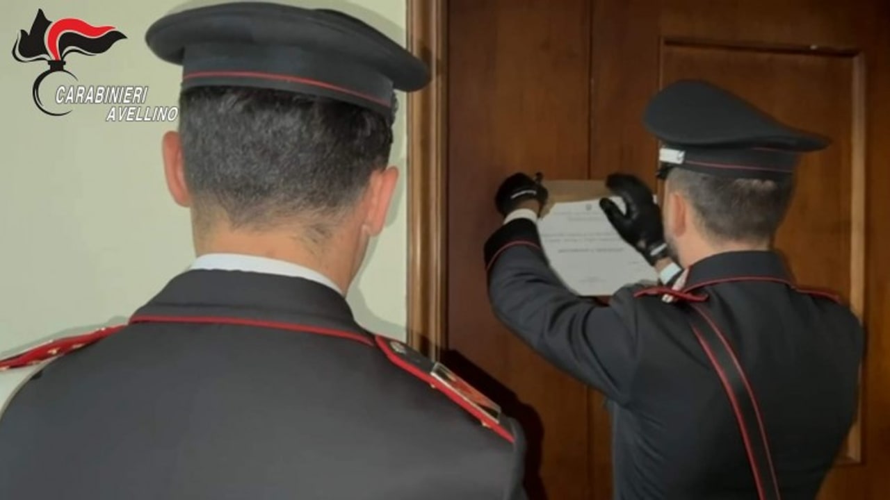 Solofra, centro estetico del piacere con annunci sul web: denunciata coppia cinese