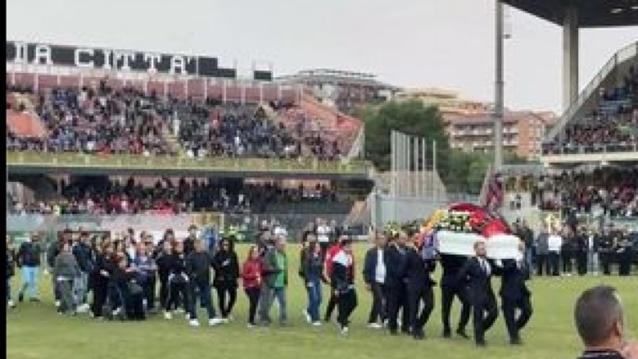 L'ultimo saluto ai tre tifosi del Foggia: allo "Zaccheria" presente anche la Curva Sud Avellino