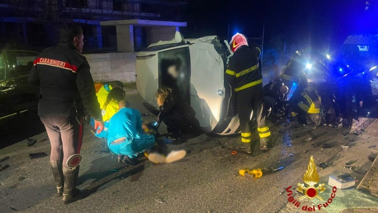Avellino, incidente in via Zigarelli: auto si ribalta, tre feriti