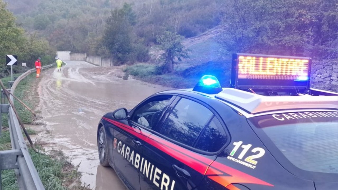 Greci, movimento franoso nella notte sulla SS 90