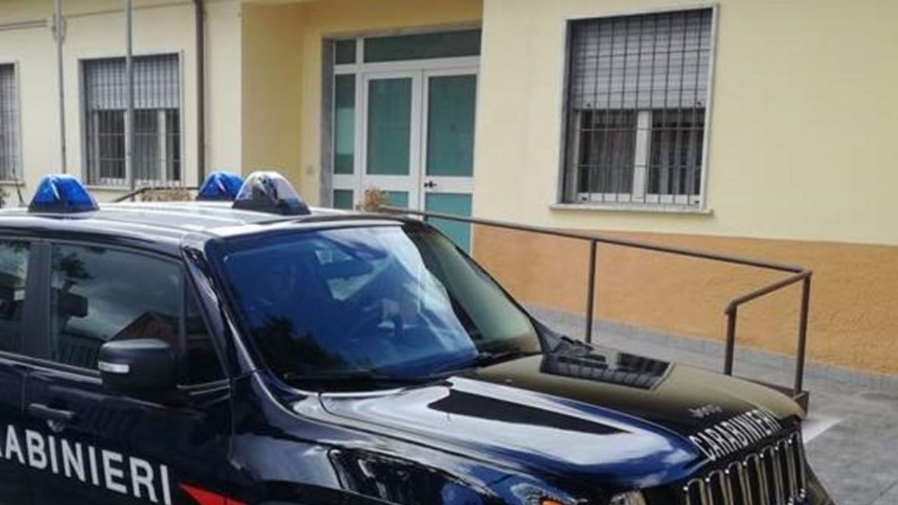 Lioni, rompe la vetrina di un negozio e ruba il distributore di cassa: arrestato un 40enne