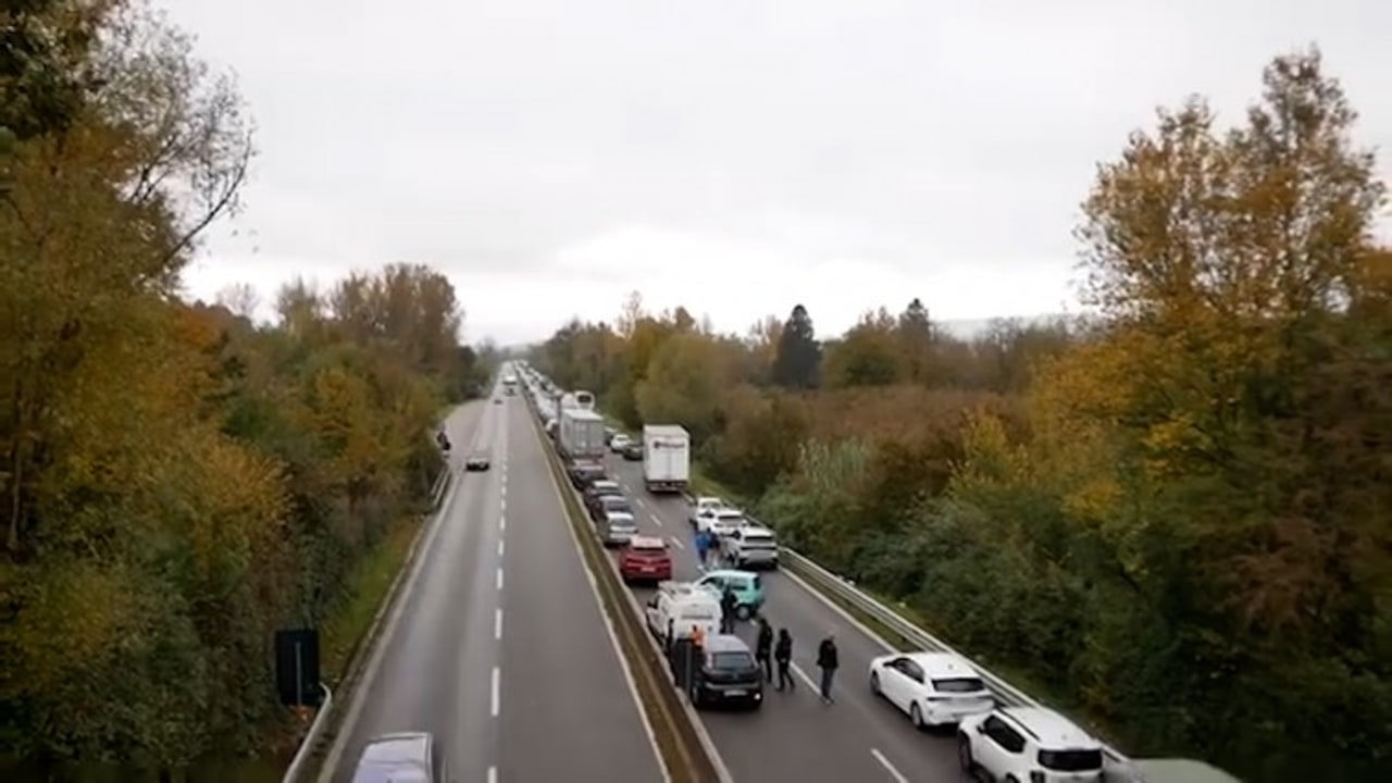 Auto contro le barriere sul raccordo: 18enne di Montoro operato alla testa