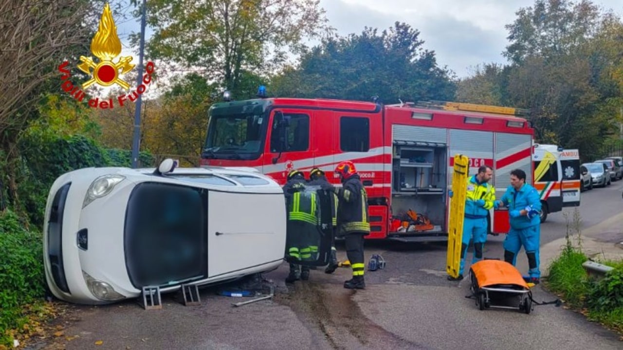 Auto si ribalta: ferito 23enne di Avellino