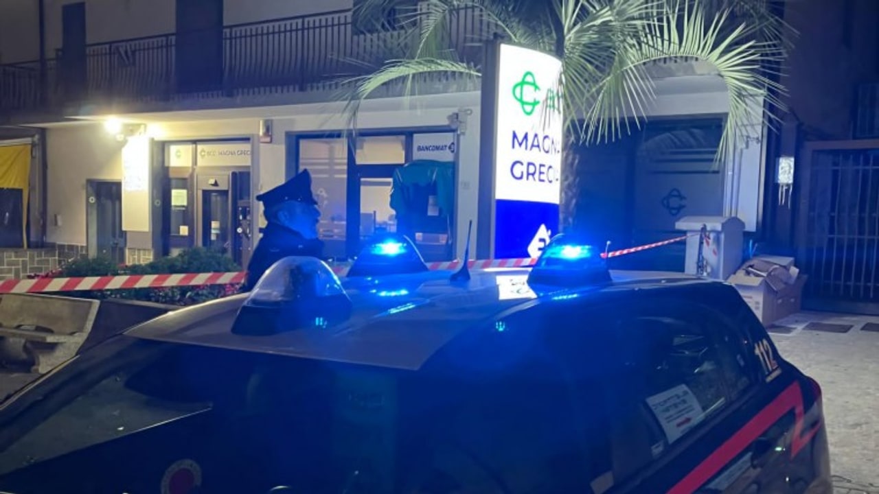 Calabritto, assalto a bancomat con esplosivo: bottino da quantificare
