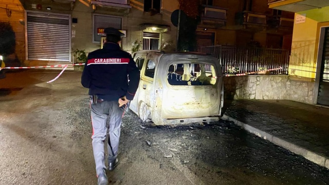 Solofra, auto in fiamme nella notte: indagano i Carabinieri
