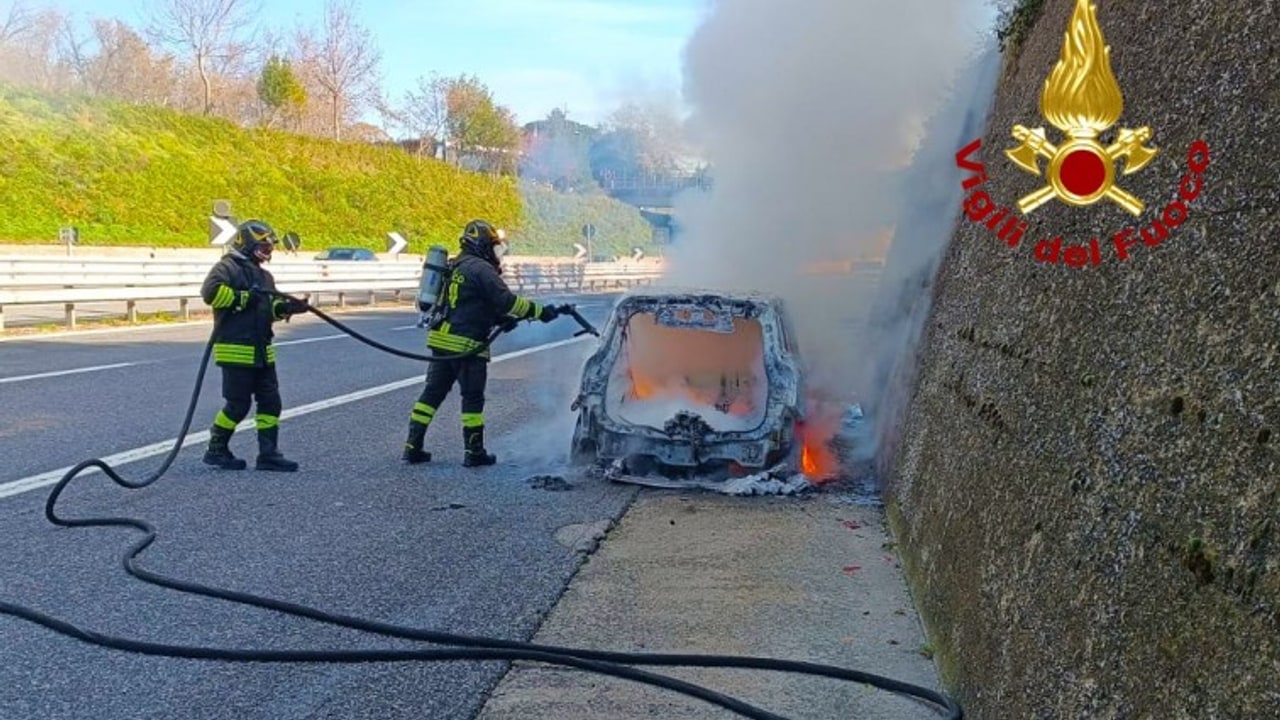 L'auto va a fuoco: salva per miracolo una famiglia diretta a Pietrelcina