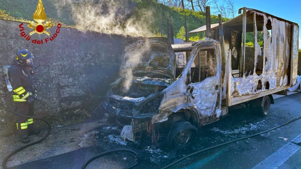 Paura sull'A16: furgone in fiamme