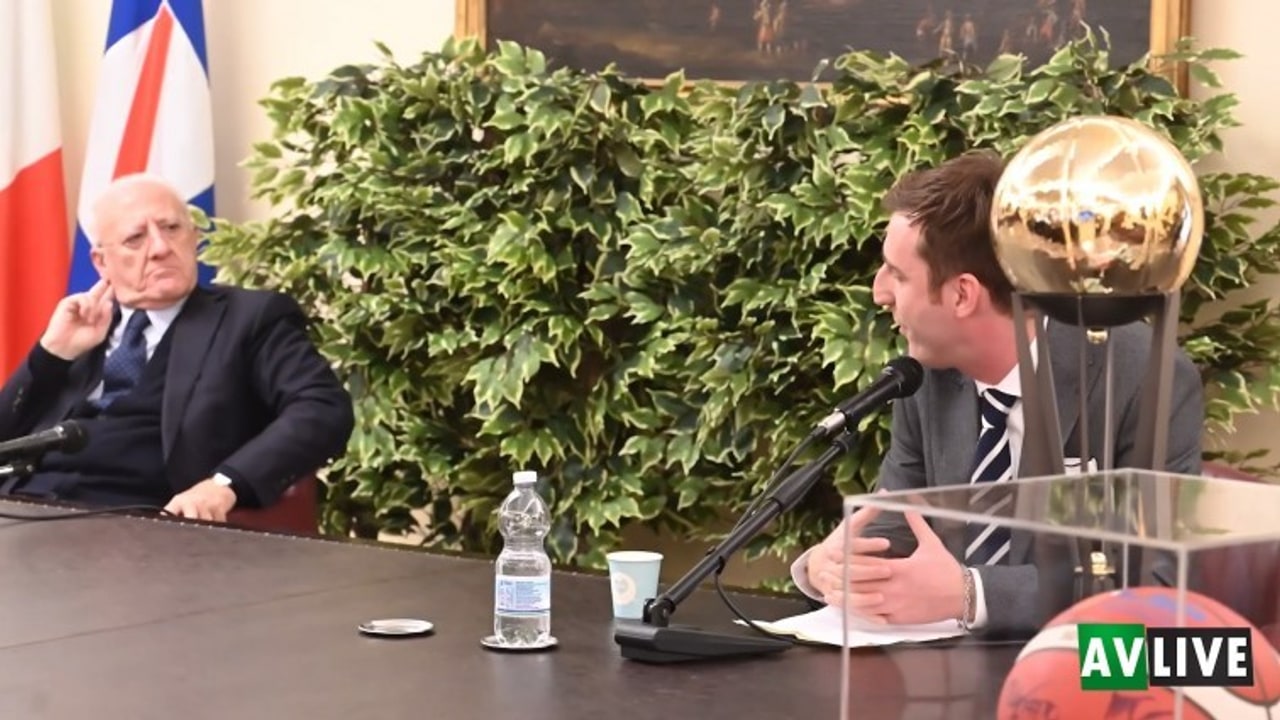 Il Governatore De Luca omaggia l'Avellino Basket