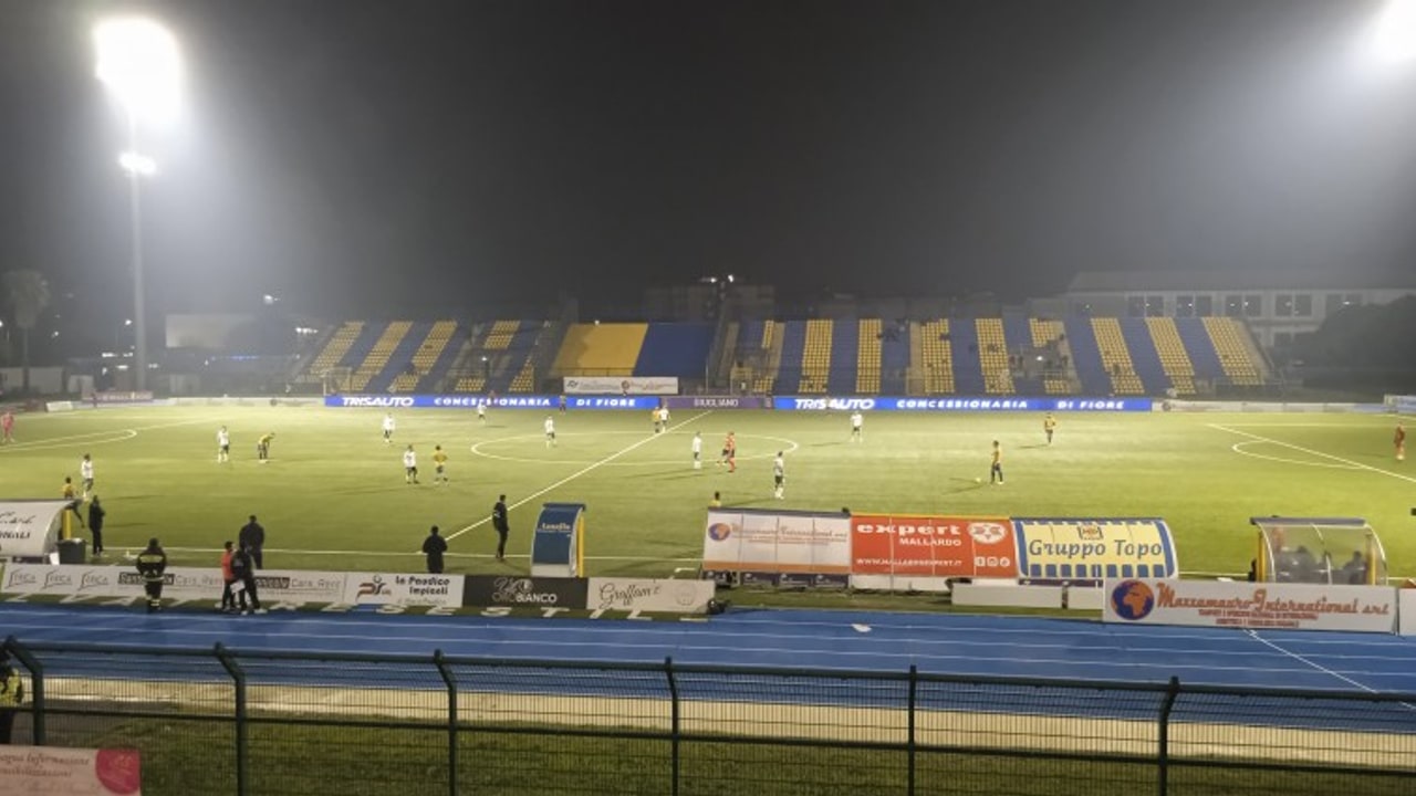 Coppa Italia, l'Avellino rimonta e cala il poker nella ripresa: Giugliano ko per 2-4, lupi ai quarti di finale