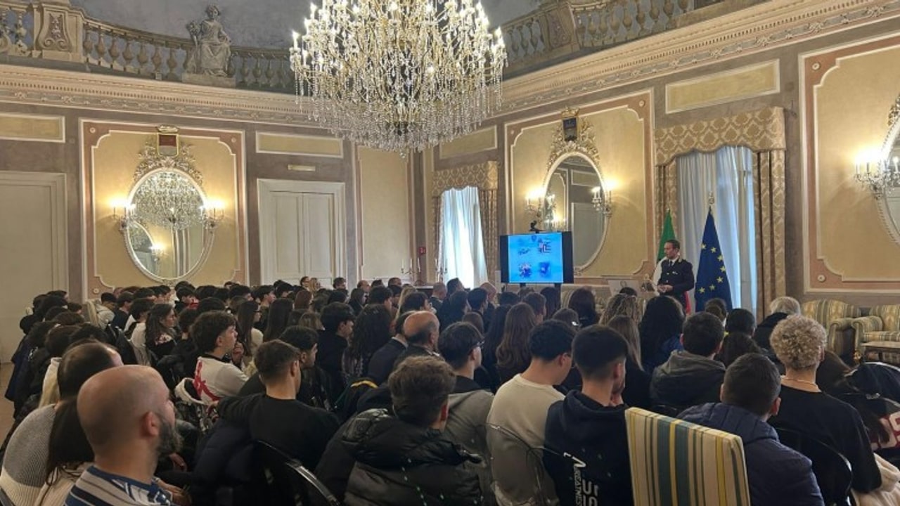 Al via gli incontri informativi sulla sicurezza stradale, Lombardi agli studenti: "Troppe distrazioni alla guida"