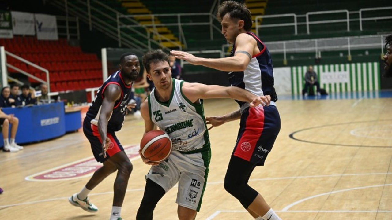 Scandone, quarta vittoria di fila: il Canusium Basket si arrende per 70-60