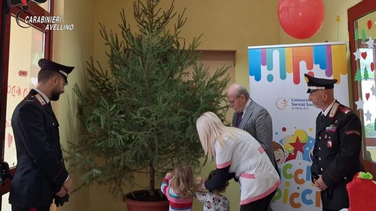 Solofra, i Carabinieri addobbano l’albero di Natale insieme ai bambini dell’asilo nido