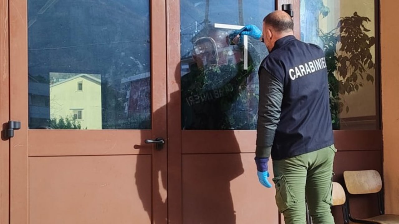 Solofra, furto all'Istituto Guarini: rubati alcuni computer