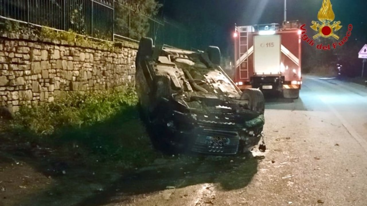 Avellino, auto si schianta contro un cinghiale e si ribalta: ferita 45enne