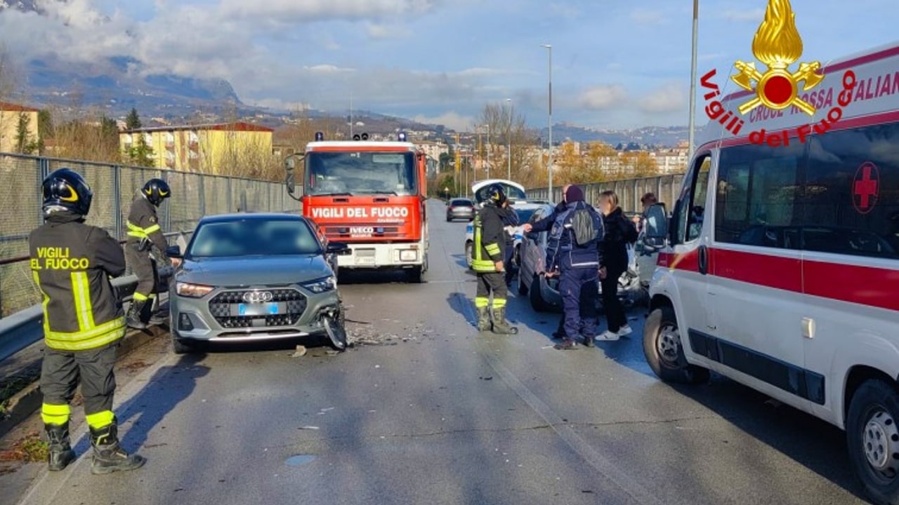 Avellino, scontro tra due auto in via Acciani: feriti due giovani