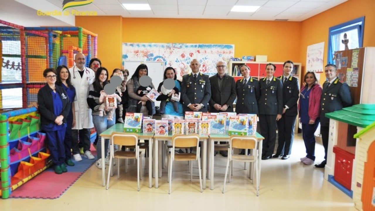 La Guardia di Finanza dona giocattoli ai bambini ricoverati nel reparto di Pediatria del Moscati