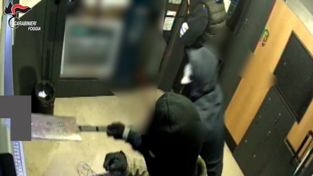 Assalti a sportelli ATM con esplosivo: misura cautelare nei confronti di 8 indagati