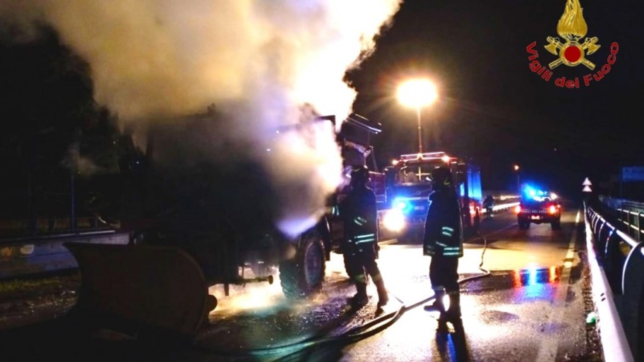 Spalaneve in fiamme, autista illeso
