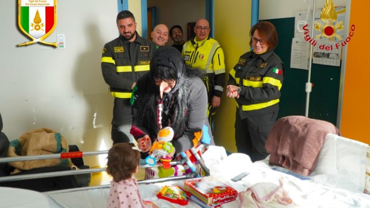 Befana in Pediatria, regali, dolci e sorrisi per i piccoli pazienti del Moscati
