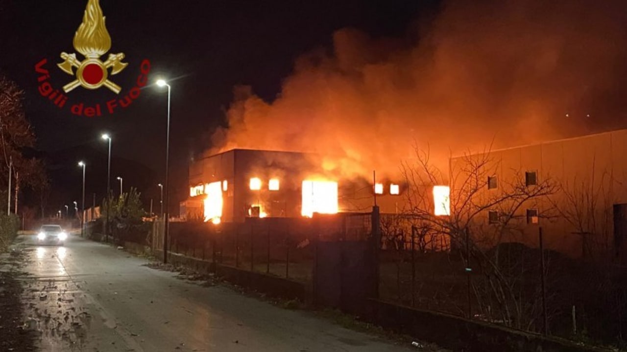Sperone, in fiamme capannone industriale