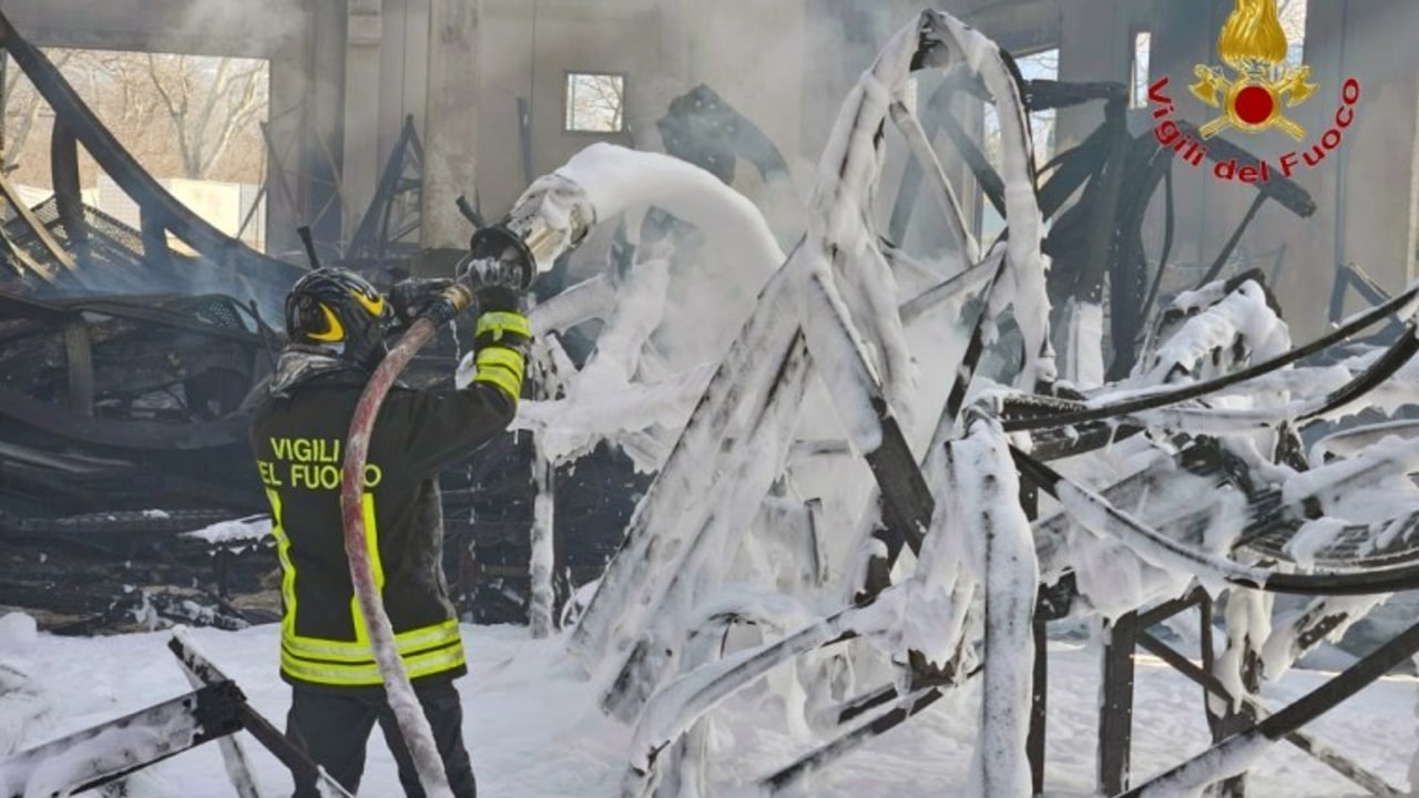 Sperone, completate le operazioni di spegnimento dell'incendio nel capannone