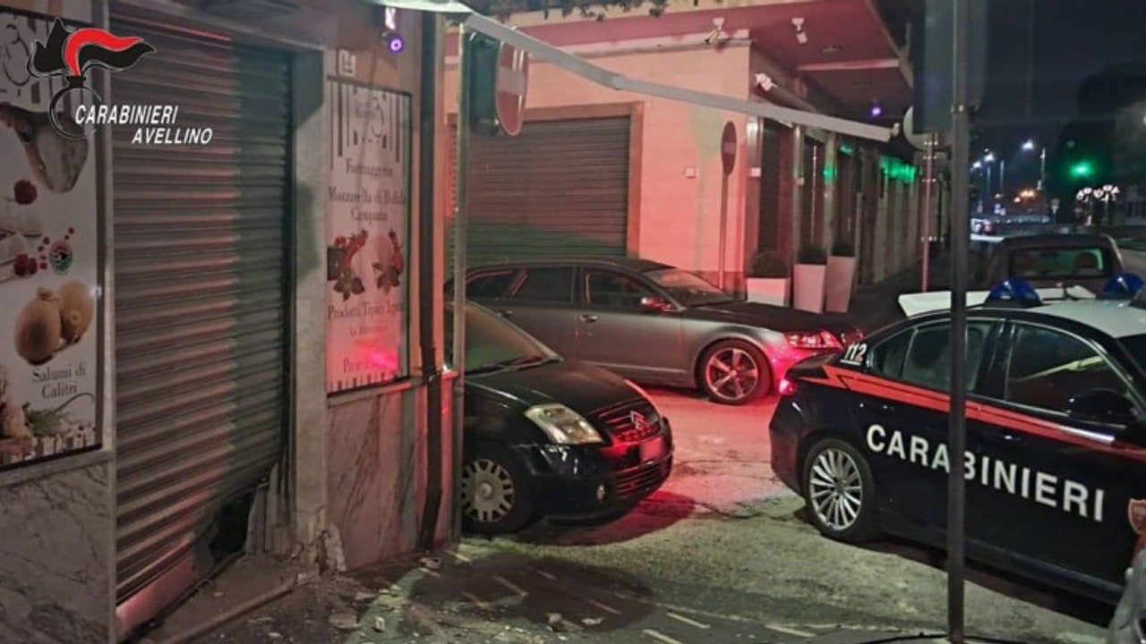 Atripalda, bomba carta esplode davanti ad una formaggeria