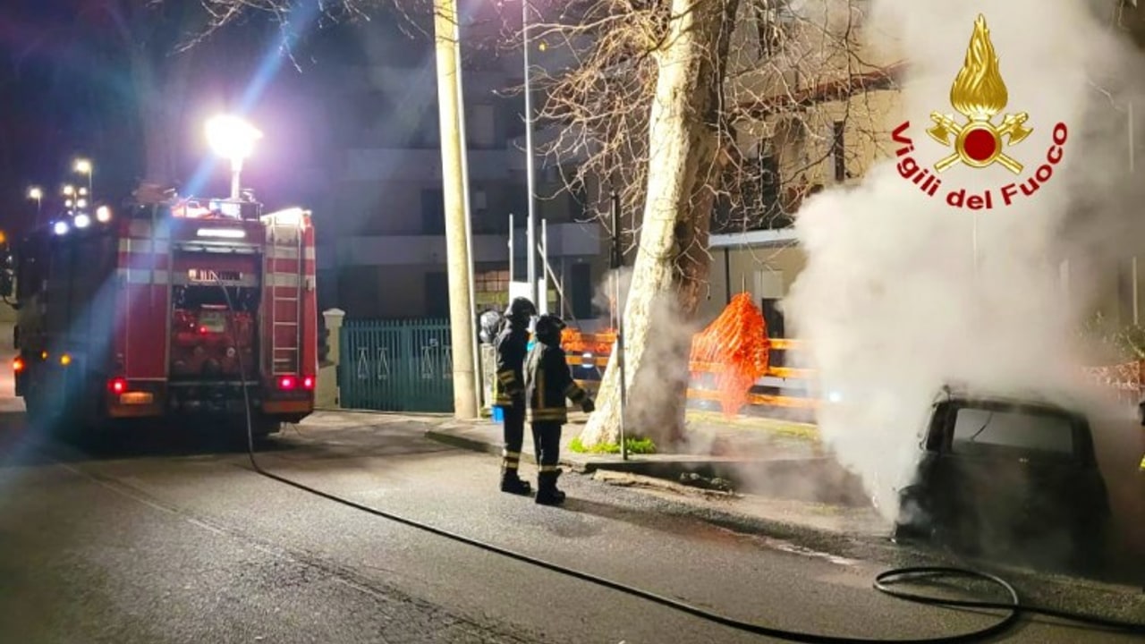 Mercogliano, auto in fiamme nella notte in via Matteotti